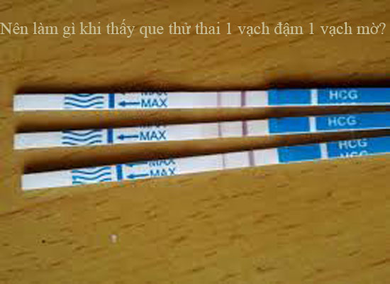 Nên làm gì khi thấy que thử thai 1 vạch đậm 1 vạch mờ
